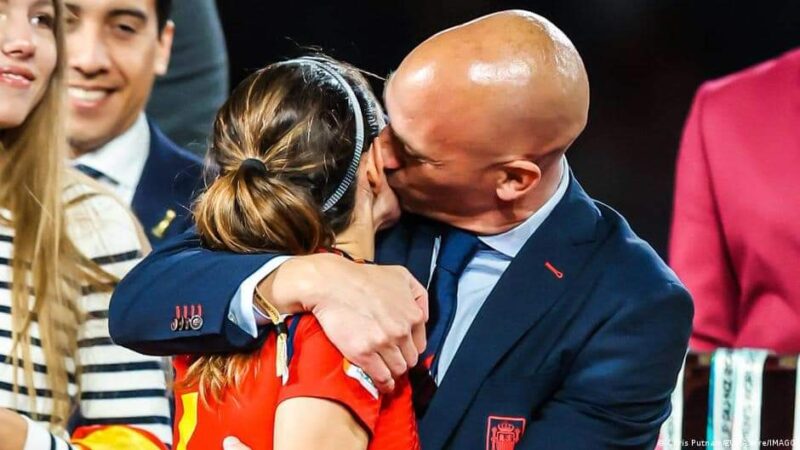 هكذا تحولت “قبلة” إلى حدث أهم من حدث الفوز بكأس العالم