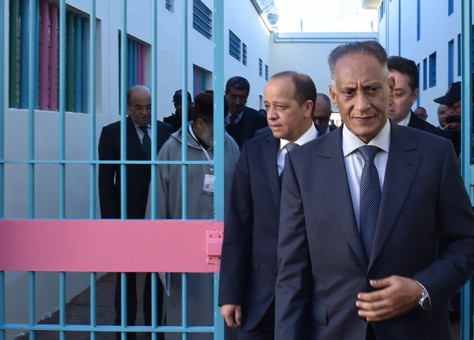 مسؤول يصف السجناء المغاربة ب”الحثالة”